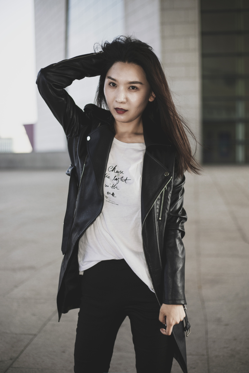 夏天拍皮衣的小姐姐