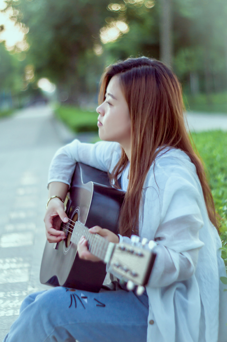 抓住模特的神态.静静聆听音乐之声