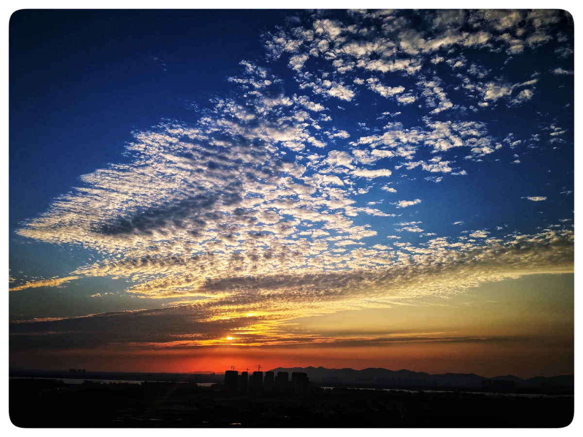 下午六点的天空夕阳白云蓝天,手机拍摄