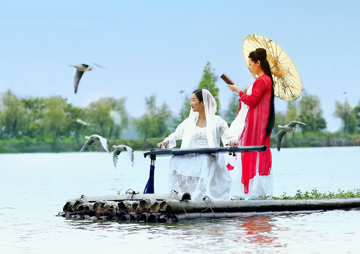 南昌艾溪湖湿地的大雁岛,天鹅湖上的人文主题摄影.