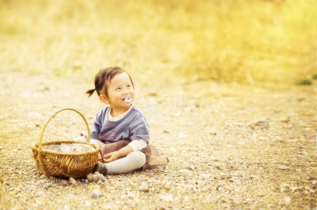 小家伙牙牙学语一人自娱自乐