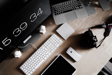 creative-designer-photographer-workspace-desk-setup-picjumbo-com