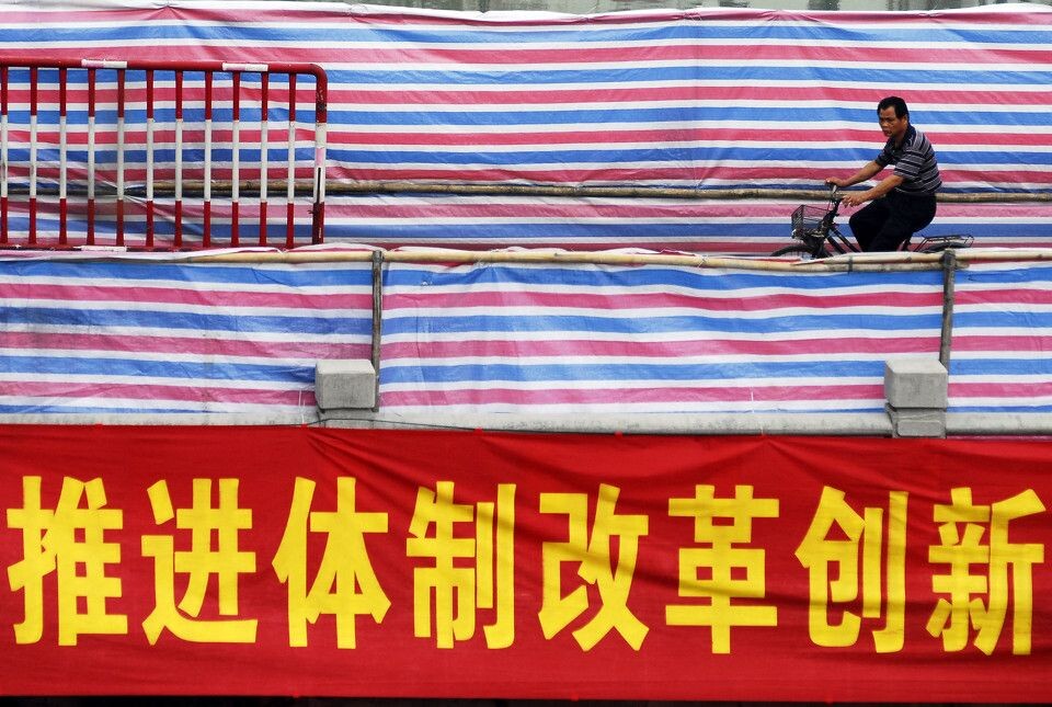 宣传<br />
五一的龙舟赛前，一河两岸铺天盖地的宣传，红底黄字的宣传横幅比比皆是，都是积极的和谐的标语，却人们习惯了，那种消极低效的标语积极。