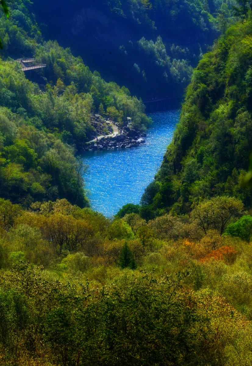 绿水清山镶明珠