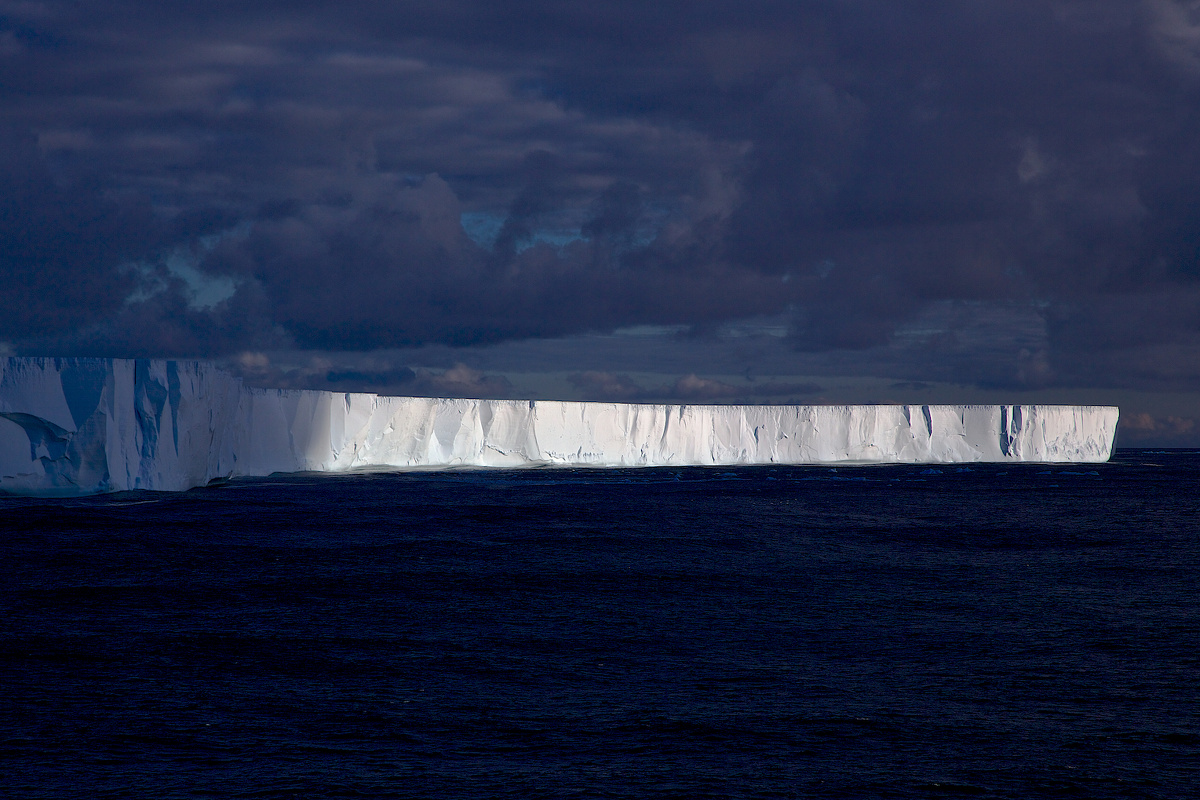 4公里,海面以上20米,海面以下200米的巨大冰山