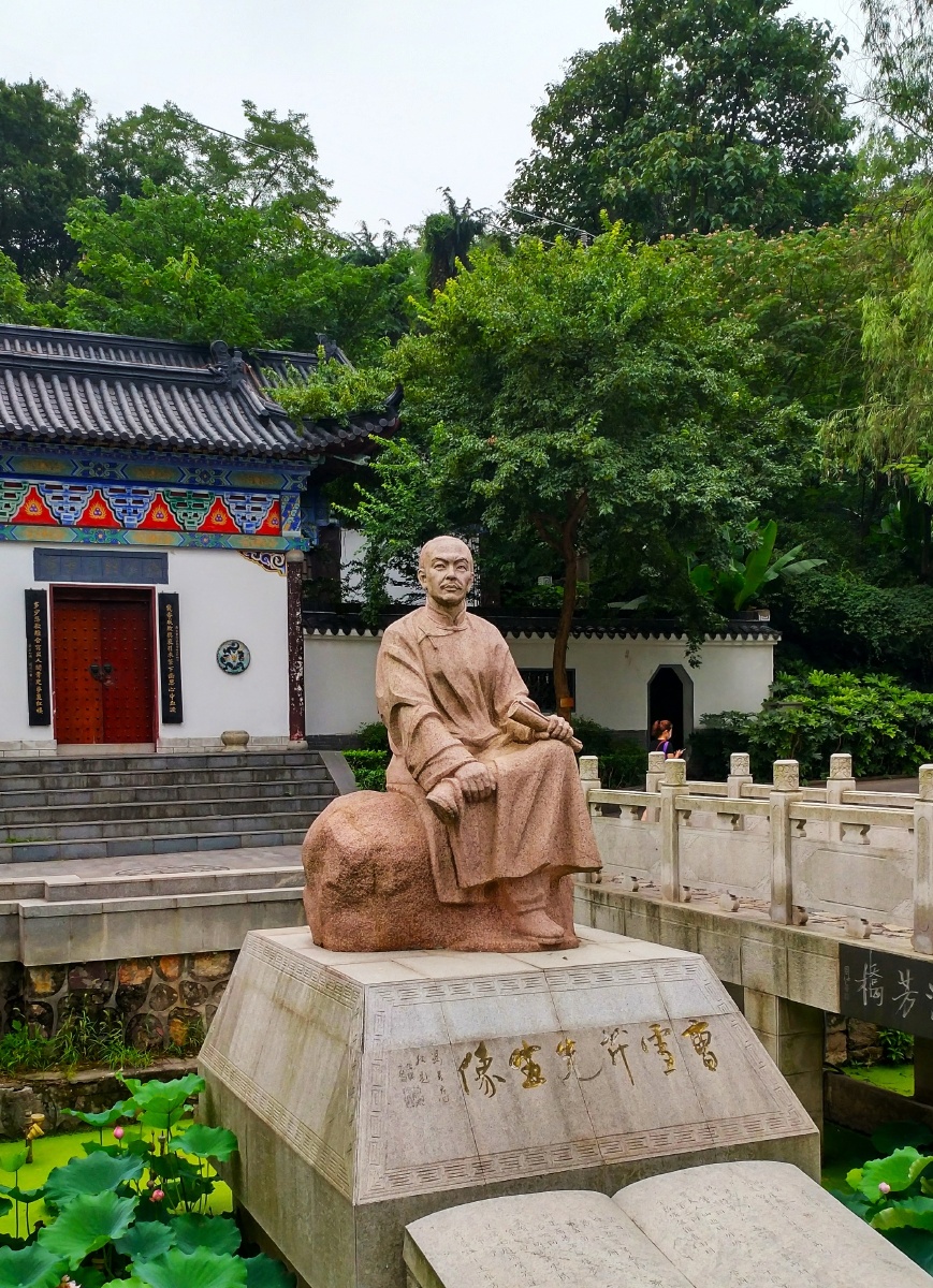 乌龙潭版的曹雪芹塑像