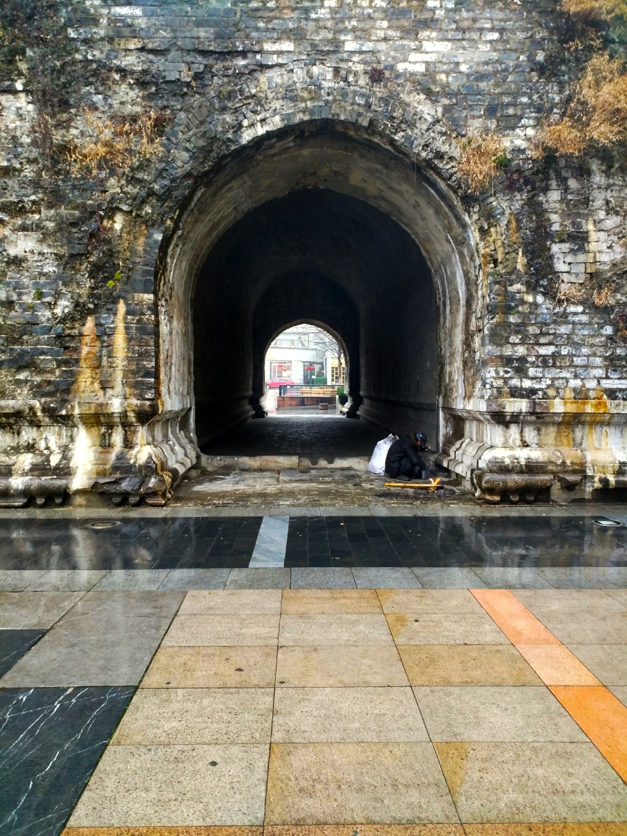 西安门,是南京明故宫皇城的西门,位于今中山东路与龙蟠中路交汇处南侧