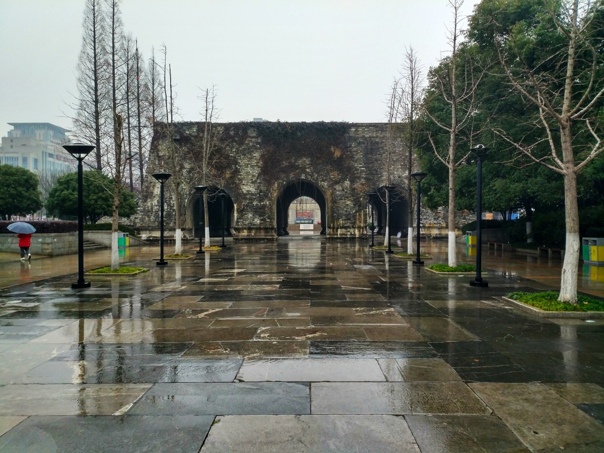 西安门,是南京明故宫皇城的西门,位于今中山东路与龙蟠中路交汇处南侧