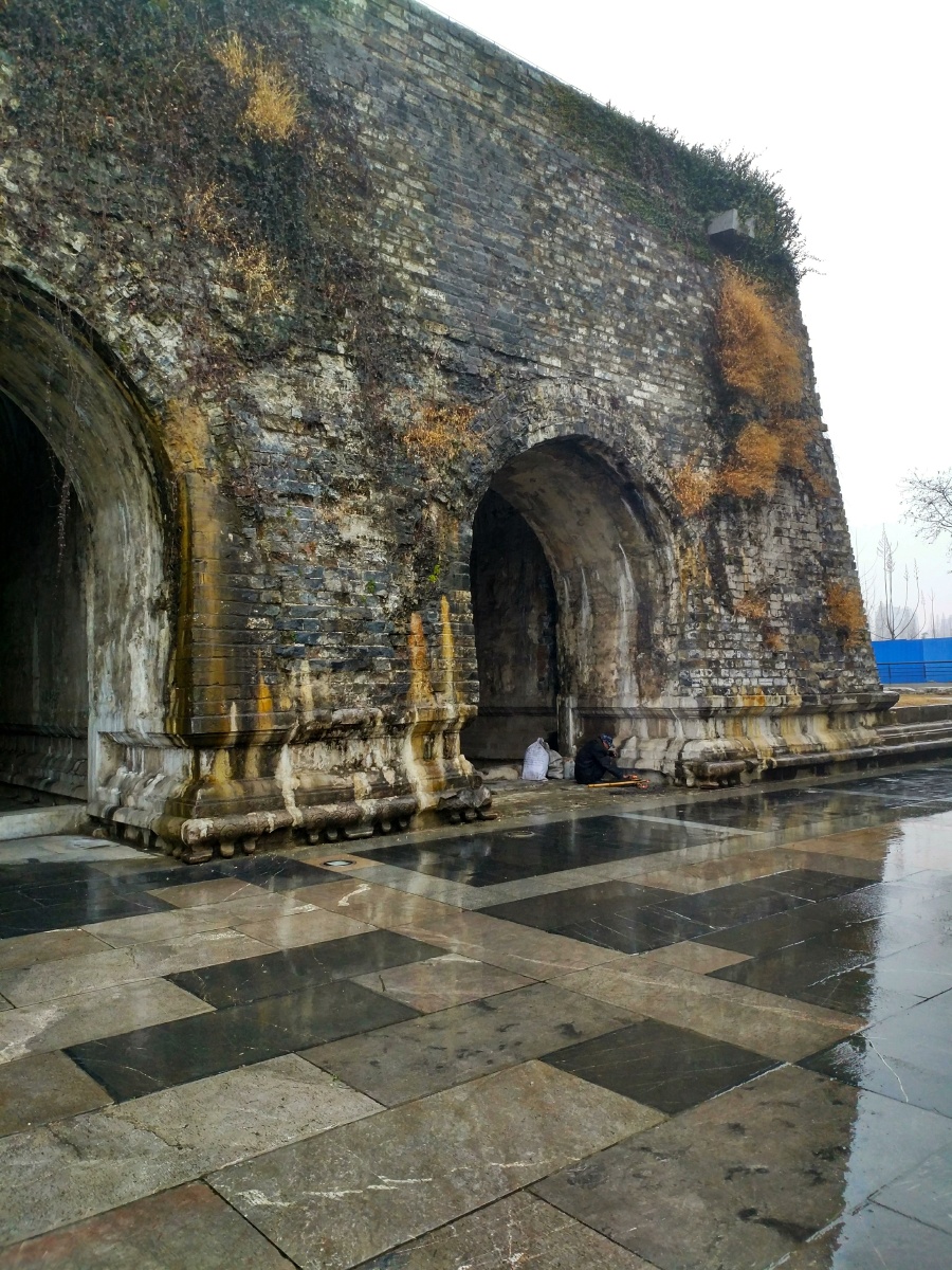 西安门,是南京明故宫皇城的西门,位于今中山东路与龙蟠中路交汇处南侧