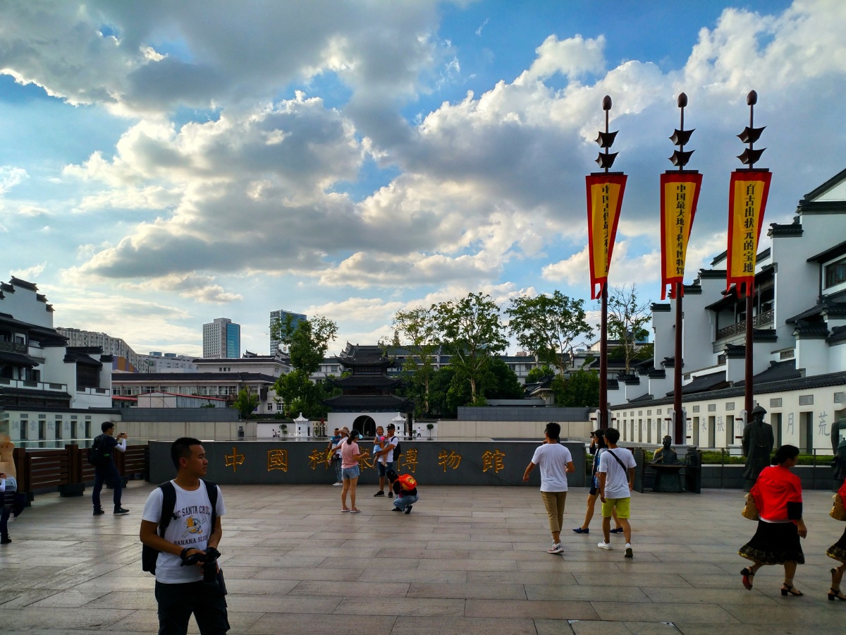 夫子庙广场贡院街街头