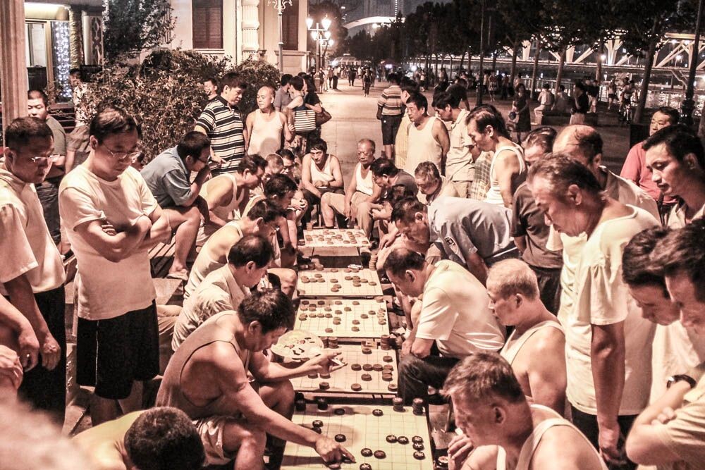 第一次到天津看到路边一大群人在下象棋，感觉他们下棋就像年轻人迷上游戏一样，