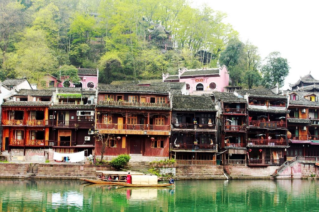 后面两个巨兽<br />
