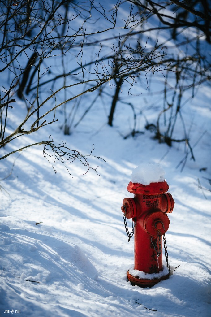 【Mr. Snow Hat】雪后晴天，翻山越岭，路边总能遇见一位位消火栓先生，头上戴着雪帽子~。 2015.1.16  于 安徽黄山