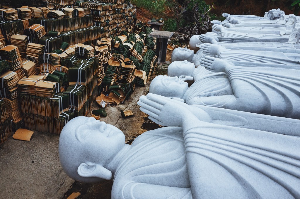 下午我们随团去了沙茶半岛上的灵应寺。我并没有什么兴趣，也没有进去参拜，倒是一下车遇见的一些刚刚完工还未开光“上任”的佛像，吸引了我的目光。<br />
2015.11.30 RICOH GR
