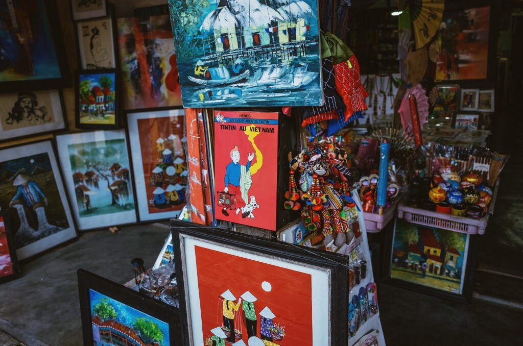 纪念品店铺中会出现一些经典的文化符号，比如十分熟悉的丁丁历险记之丁丁在越南。<br />
2015.11.30 RICOH GR