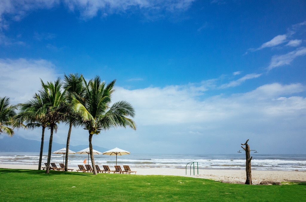 12月份的岘港，正是气候比较舒服适宜的时节。蓝天白云，海滩绿草连同椰树，一切仿佛都在画里。<br />
2015.12.1 RICOH GR