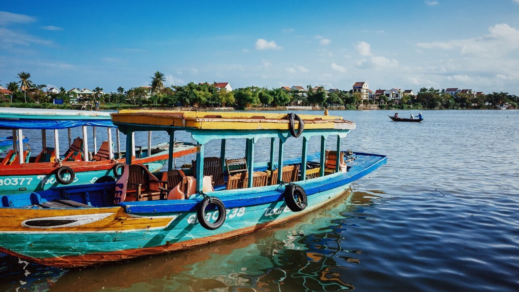 会安古城的河边有各式各样色彩鲜明的游船，河对岸似乎就是当地人的各种小别墅了。<br />
2015.12.1 RICOH GR