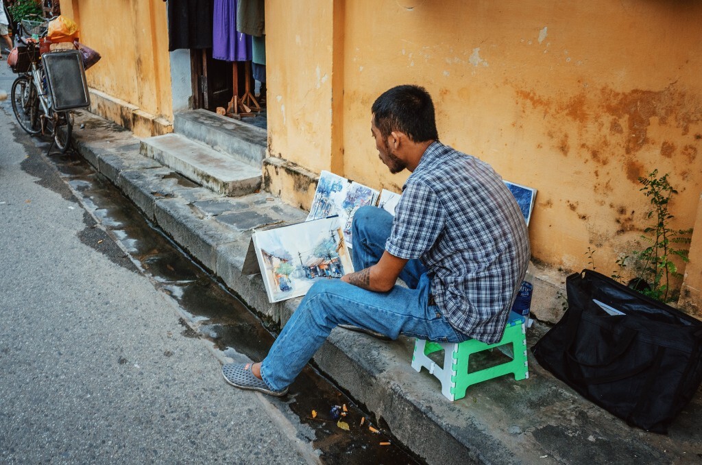 会安古城里，在路边看到了一个青年静静地画着水彩。<br />
2015.12.1 RICOH GR