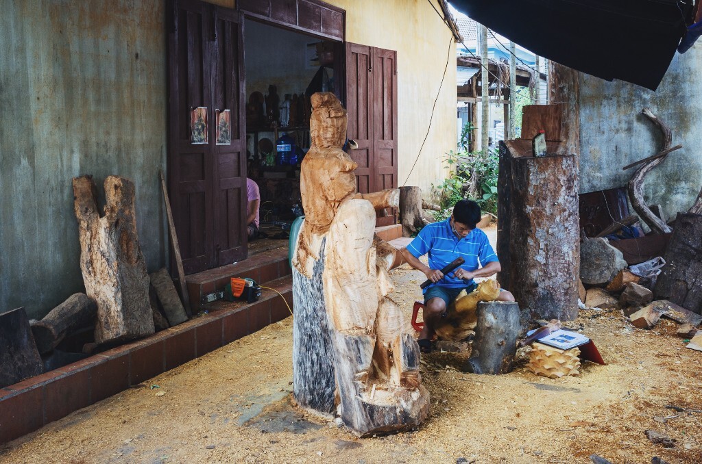 去往迦南岛的路上我们路过一个村子，村里的人大都以手工木刻为生。尽管实际上还是以贩卖各种纪念品与工艺品为主，却不会让人厌烦。<br />
2015.12.2 RICOH GR