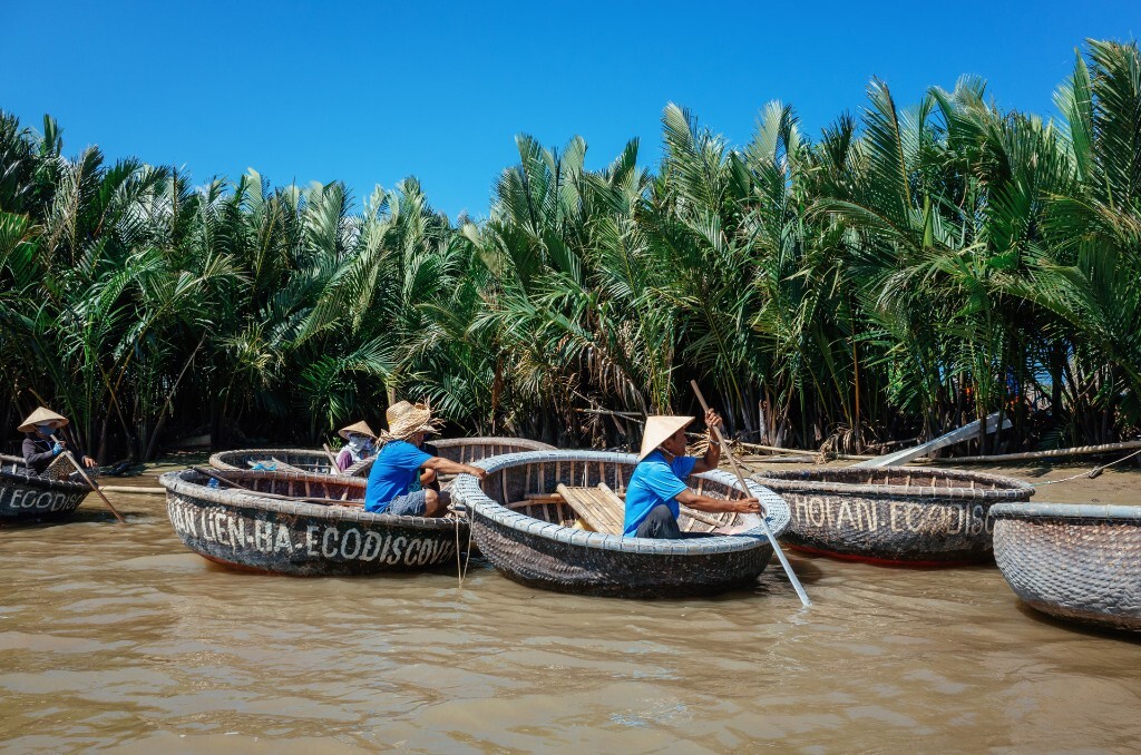 迦南岛上长满了水椰林，而游乐项目之一也是让游客坐上圆形的簸箕船，在船夫的带领下于水椰林中走上一圈。<br />
2015.12.2 RICOH GR