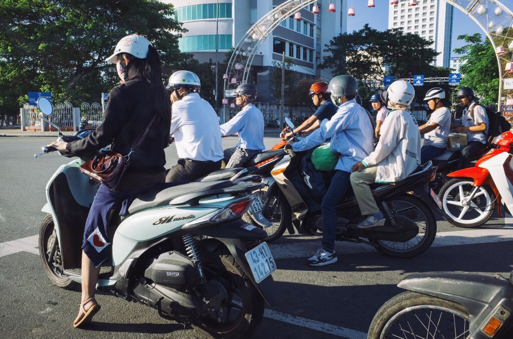 岘港的市中心除了出租车其实私家车并不是很多，取而代之的是随处可见的小摩托，摩托也是这里大众最常用的交通工具了。<br />
2015.12.2 RICOH GR