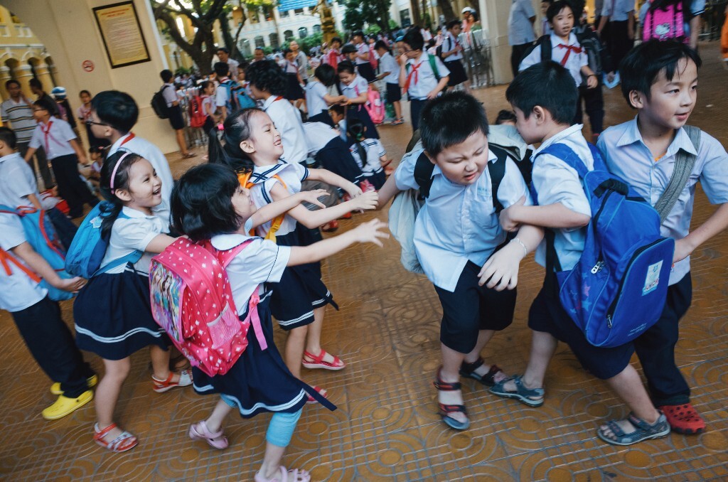 学校放学了，孩子们在门口的大厅里尽情嬉戏。<br />
2015.12.2 RICOH GR