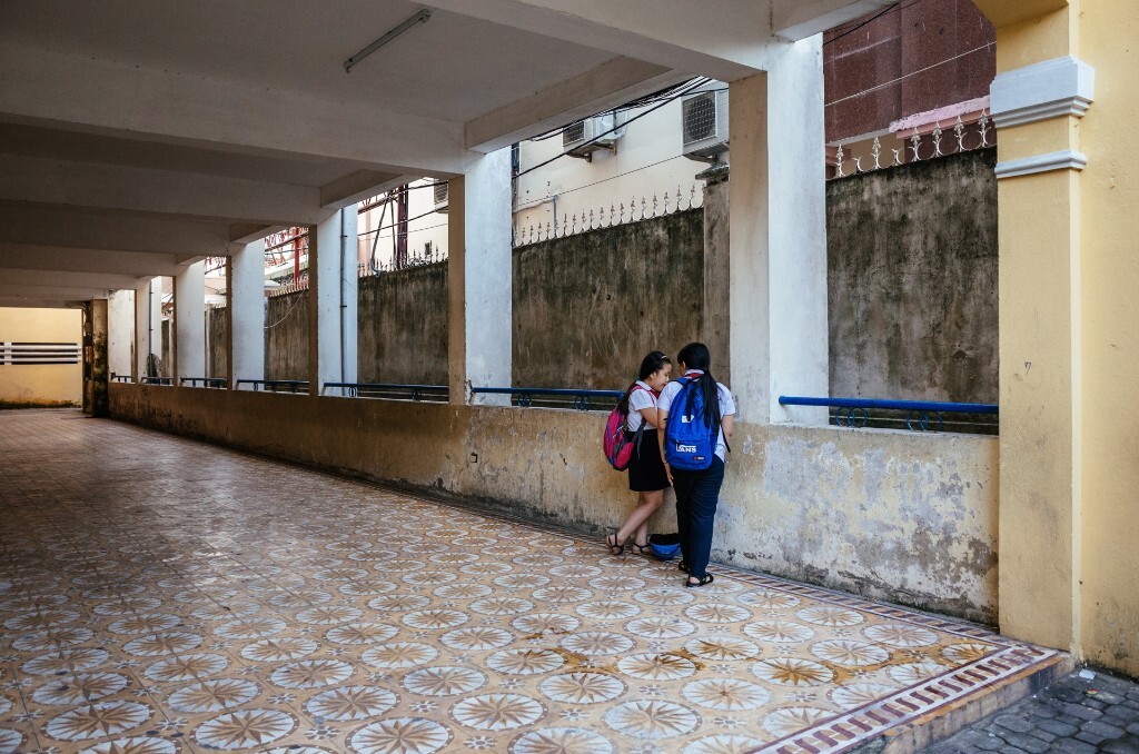 学校无人走过的一个侧门廊，两个说着悄悄话的女学生。<br />
2015.12.2 RICOH GR