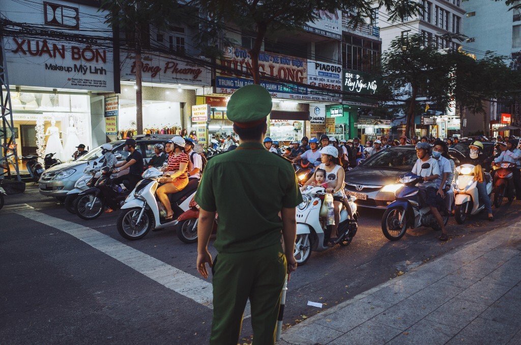 岘港市里的路边，经常可见指挥交通，维护治安的警察。期间我们向一个帅哥警察问路，他找来地图为我们细心指路，还把我们带到开阔的街道，十分友好。<br />
2015.12.2 RICOH GR