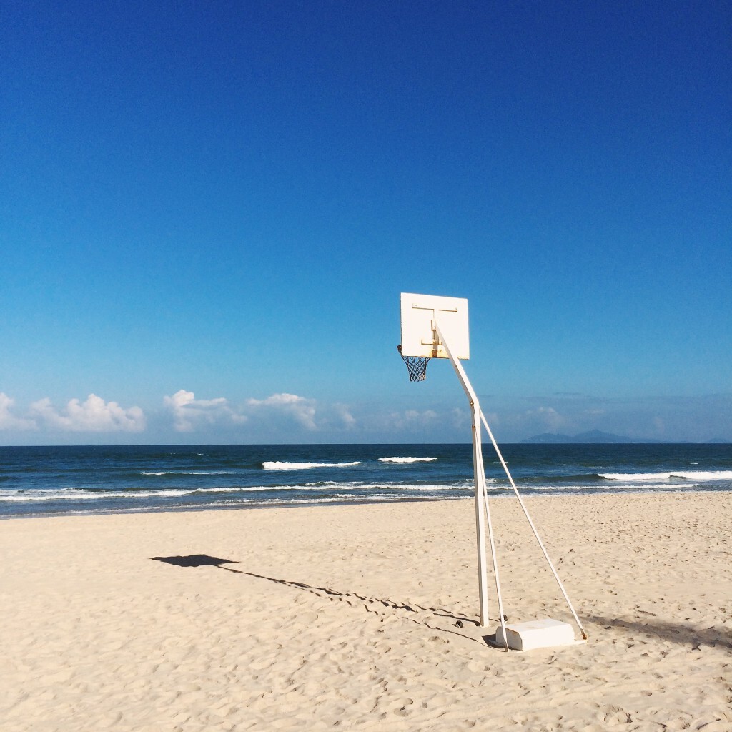在皇冠酒店的海滩发现了一个篮球架，可惜没找到篮球。就这样一个孤独的篮球架，独自面对着大海。我们躺在椅子上吹着风打着瞌睡，开始产生了强烈的留恋情绪，不想走了。<br />
2015.12.3 iPhone 5s