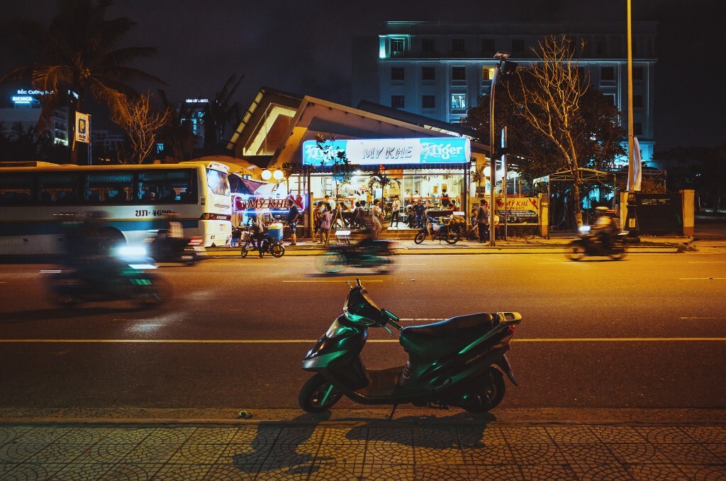 在岘港停留的最后一个晚上。吃过晚饭没有多久便要上大巴去机场，之间的自由活动时间，我随意地在街头闲逛。我的岘港之行或许很不全面，很多所谓的风景名胜都没有去，却觉得这几天是自己最中意最舒服的旅行方式：在异国他乡的街头巷尾闲逛，自由地感受一个城市的风土人情。<br />
2015.12.3 RICOH GR