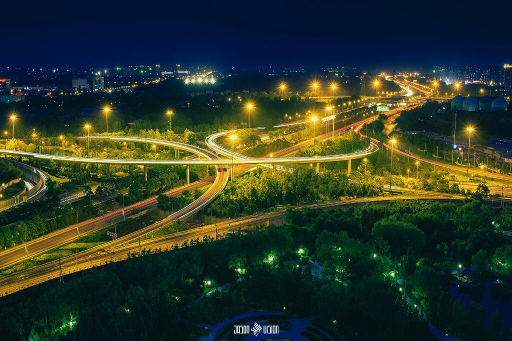 北京·望和桥(一)<br />
北京·望和桥。这里是北四环到东四环的拐点,更像是繁华到荒芜的分界线。使我最为难忘的是黄昏之时桥上拥堵的密密麻麻的车辆,蜗牛般停滞在那里。在北京工作一天的疲惫灵魂,艰难地试图回到另一个北京,日复一日,年复一年。2013.5.24 于 望和桥<br />
