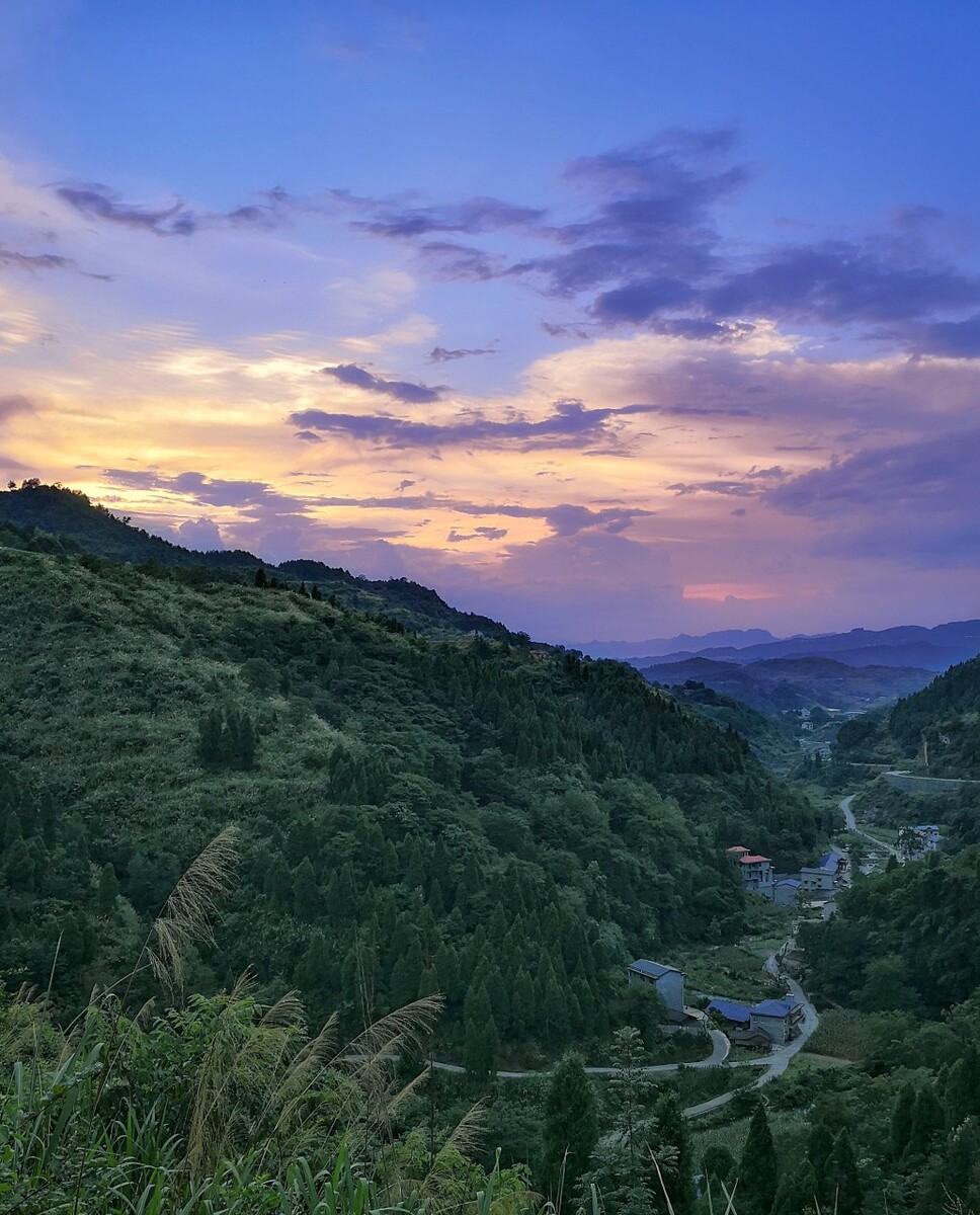 傍晚骑行市郊