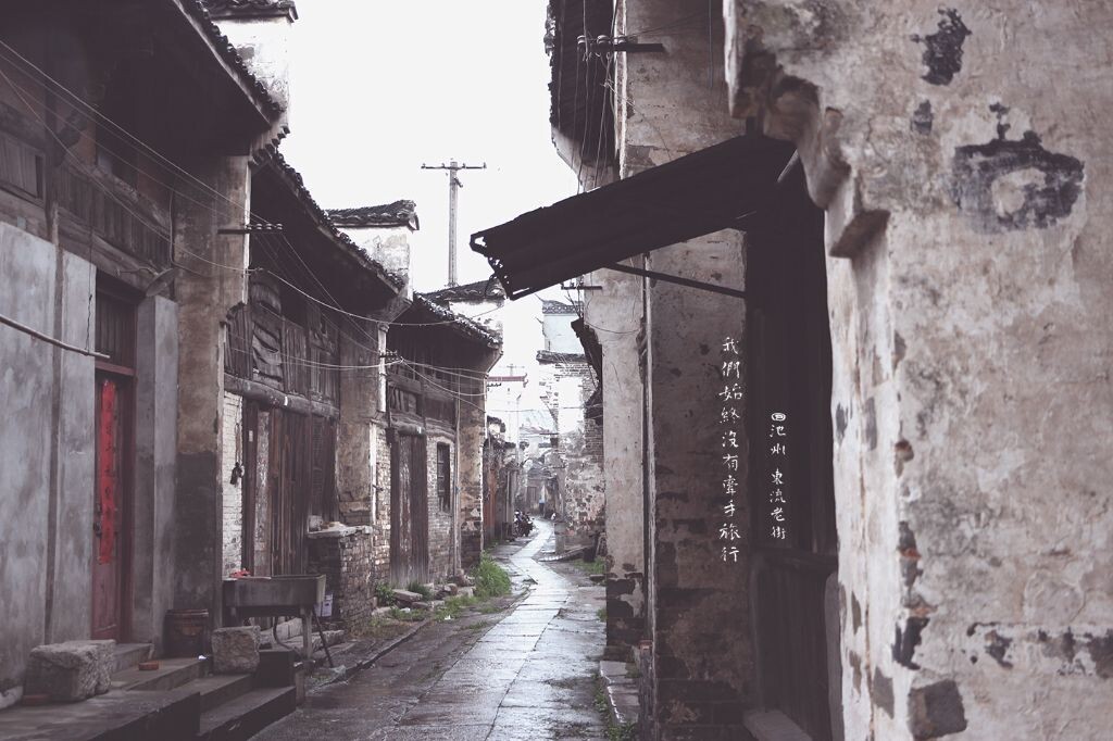 皖南，春雨，江畔，古镇，双塔，油菜花。2014年4月。