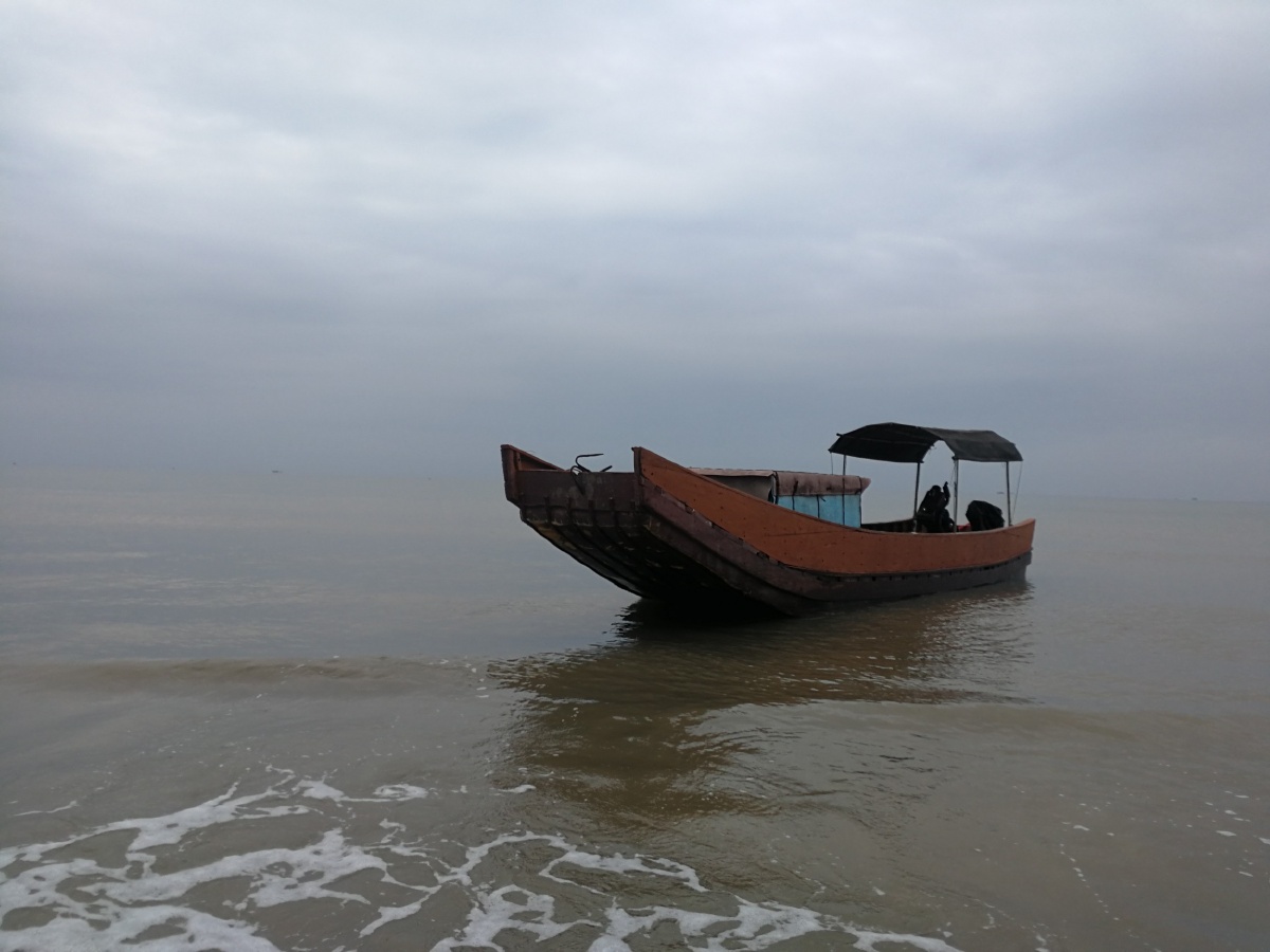 拍于东兴市万尾金滩海边,早归的渔船