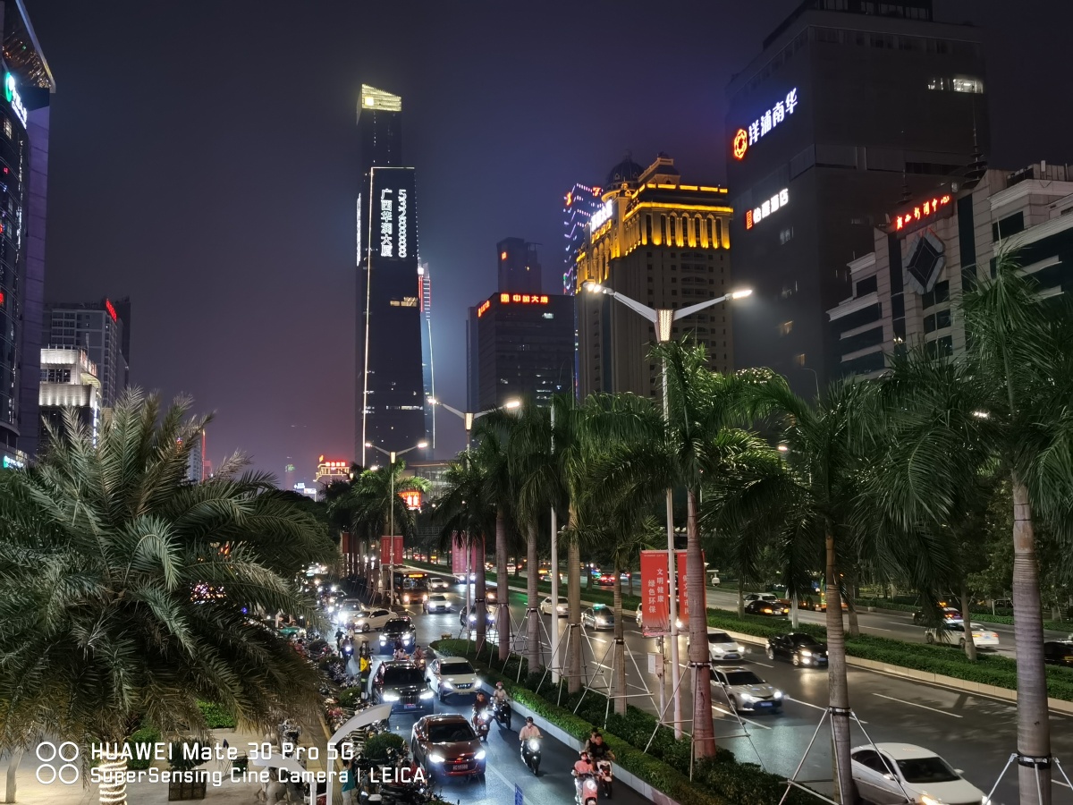 南宁,民族大道,航洋国际前的天桥上拍的(7月19日晚摄于航洋国际前天桥