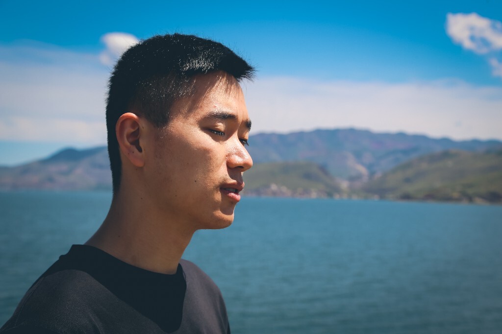 “如果天黑之前来得及，我要忘了你的眼睛，穷极一生 做不完一场梦，大梦初醒 荒唐了一生。”