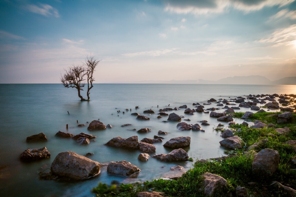 当时明月在，曾照彩云归。微云淡河汉，疏雨滴梧桐。