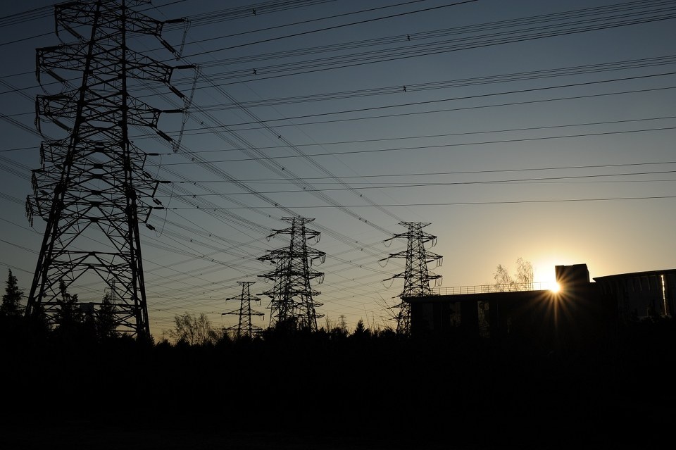 高压线下 (1) br /> 暮色中的中关村软件园华夏科技大厦.