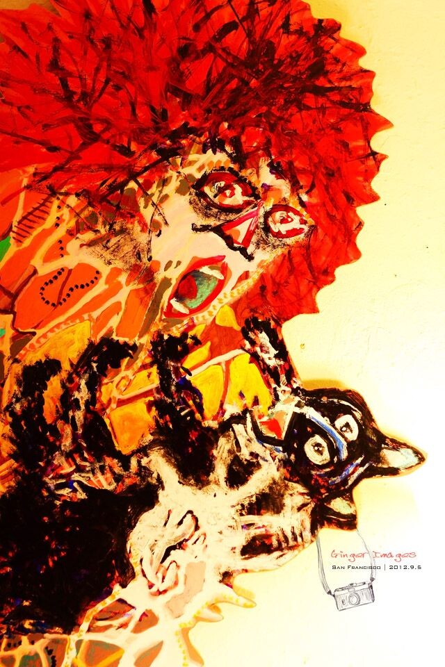 Liz抱着猫的大型画像<br />
