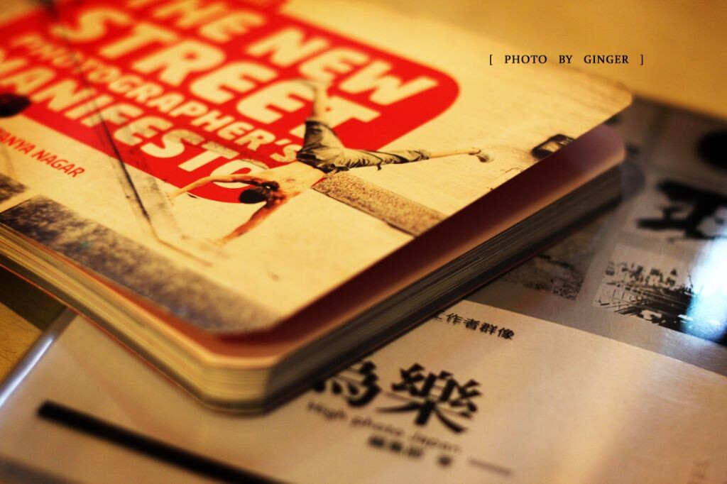 获益良多<br />
花了近三百大洋买了两本摄影书。我不会买什么教材什么宝典，不愿做任何人的copycat，我需要知道相机背后的脑袋是怎么酝酿的。一本是台湾翻译的关于日本摄影师的灵感点滴，另一本是英国女摄影师的街拍构思，很值！