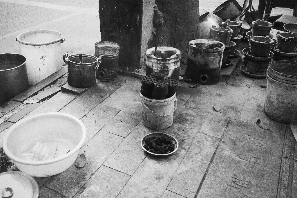 还有街坊烧蜂窝煤