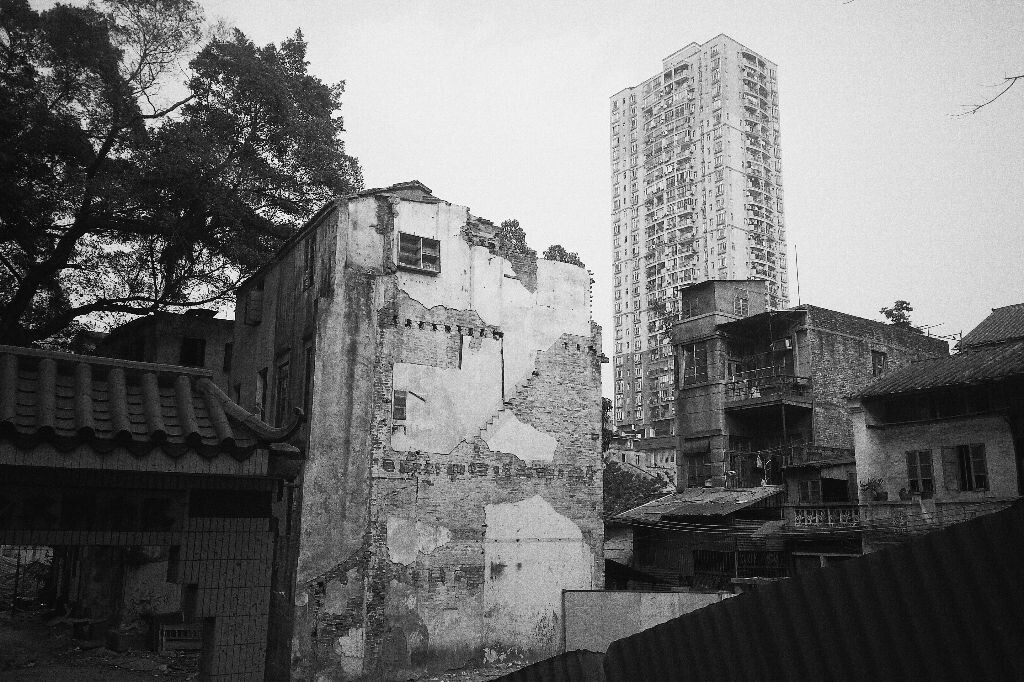 高楼与废墟并存