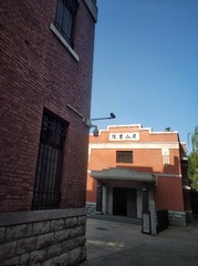 1823533