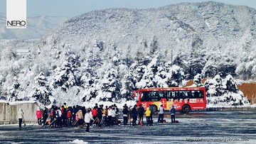 除雪的大一孩子们