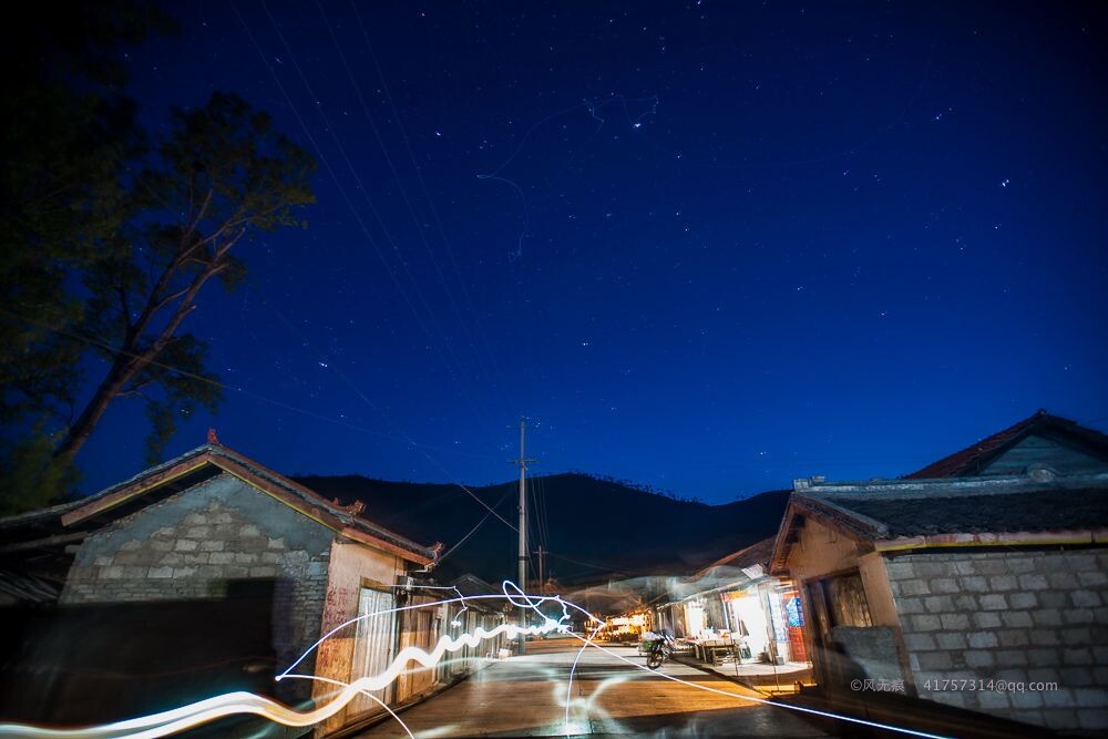 &lt;夜空下的小镇&gt;,拍摄于大凉山美姑洪溪镇,傍晚,深山小镇漂亮的星空,车轨迹扩与空中发亮的昆虫轨迹构成一幅漂亮的小镇夜色!