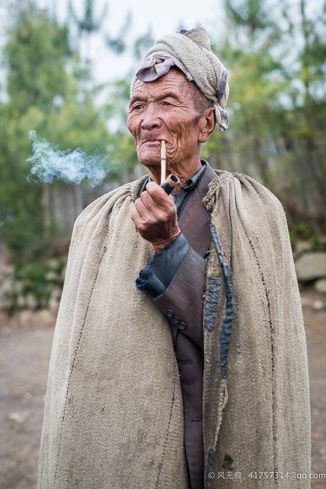 &lt;老人&gt;,拍摄于大凉山美姑古拖镇,深山中一90多岁的彝族老人抽着水烟