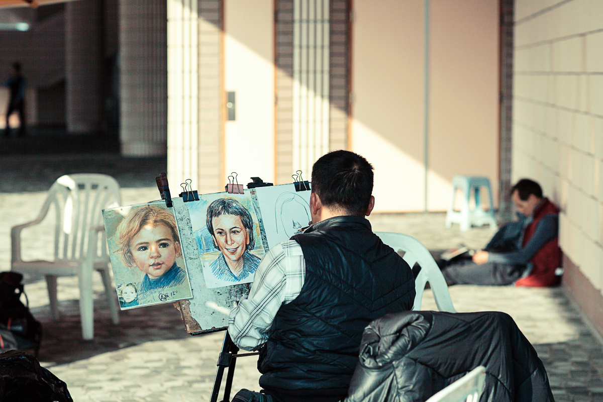 街头画家 br /> 艺术博物馆下的街头画家,博物馆正在举办安迪华荷-15