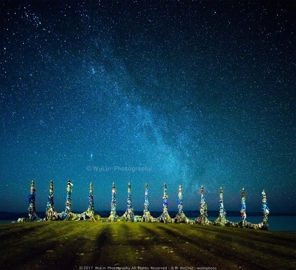 星空下的萨满柱 ｜萨满柱对于萨满教是神圣的，相传代表了上帝的十三个儿子！在漆黑的夜晚，我让部分队员来拍摄星空，由于后面村庄灯火的影像，我们的影子与萨满柱一一对应，这也是乐趣之一，摄影队伍的夜晚是精彩的。