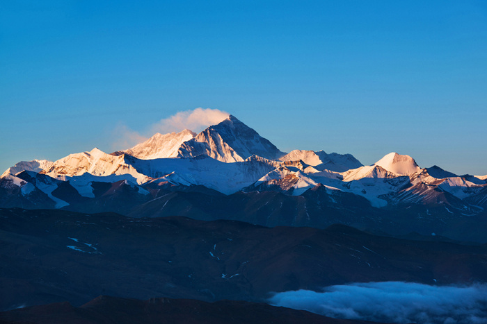 日照金峰 br />  4月18日,早4点出发,离开海拔4200米的定日县向珠峰进