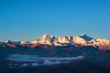 哈达献给卓奥友峰.jpg